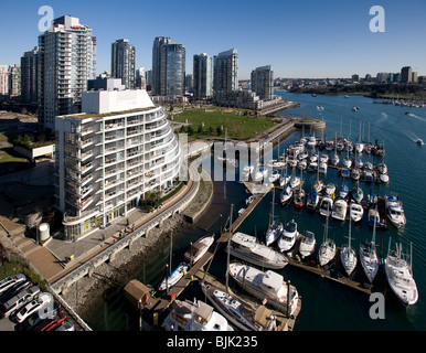 Luftaufnahme von Yaletown, Downtown Vancouver, BC Kanada mit Boote vertäut im False Creek Stockfoto