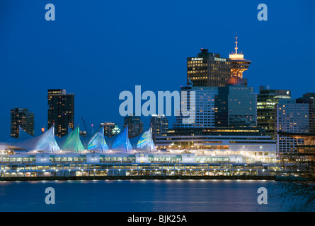 Canada Place und Vancouver Convention Center in Vancouver, BC Kanada in der Abenddämmerung Stockfoto