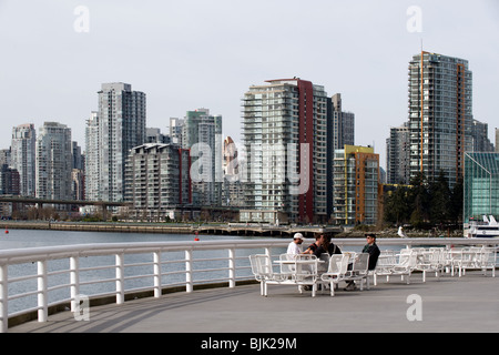 Ufermauer neben Science World im False Creek, Innenstadt von Vancouver, BC Kanada mit Yaletown in der Ferne Stockfoto