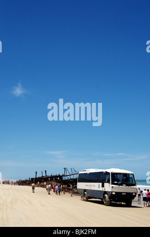 Fraser Island Explorer Tourbus besucht das Wrack der SS Maheno auf 75 Mile Beach auf Fraser Island in Australien Stockfoto