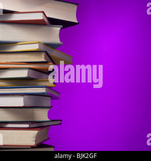 Große Haufen von Hardcover-Büchern Stockfoto