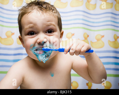 Zähneputzen im Bad Boy Stockfoto