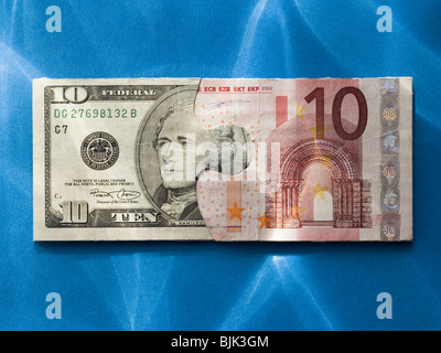 Puzzle-Teile des zehn-Dollar-Schein und zehn Euro-banknote Stockfoto