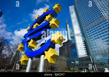 Euro-Währungssymbol vor der Europäischen Zentralbank, EZB, Eurotower, Frankfurt Am Main, Hessen, Deutschland, Europa Stockfoto