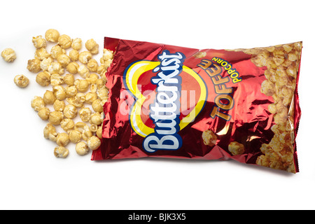 Große Tasche Butterkist Toffee Popcorn Verschütten auf einer weißen Fläche Stockfoto