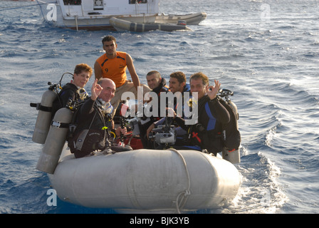 Glücklich Taucher auf ein aufblasbares Boot bereit, Tauchen Stockfoto