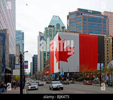 West Georgia Street Downtown Vancouver, BC Kanada, mit einer großen kanadischen Flagge errichtet während der Olympischen Winterspiele 2010 Stockfoto