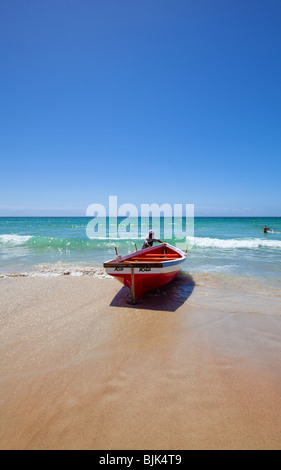 Fischer wartet auf seine Crew auf Fish Hoek Strand in Kapstadt, Südafrika Stockfoto