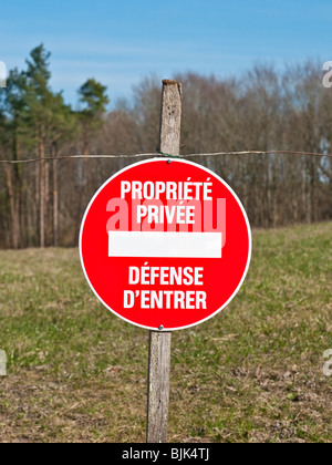 Französisch Propriété Privée / Défence d'Entrer Hinweis - Private Property / No Entry. Stockfoto