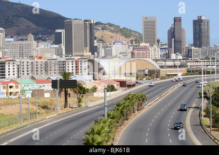 3-spurige Autobahn der Eastern Boulevard Überschrift in & aus Innenstadt Kapstadt Südafrika Stockfoto