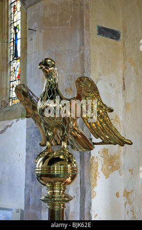 Rednerpult im Stil eines Adlers in der Allerheiligen-Kirche am Filby, Norfolk, Großbritannien. Stockfoto