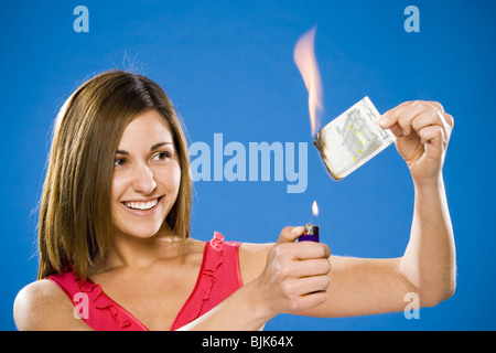 Frau Einstellung American einen Dollarschein in Brand Stockfoto