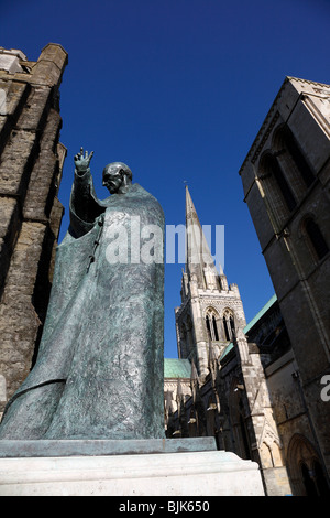 England, West Sussex, Chichester, Statue des Heiligen Richard vor der Kathedrale. Stockfoto