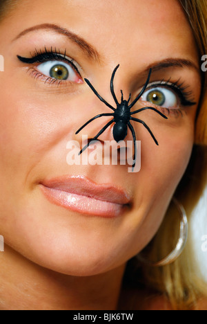Spinne auf eine Frau Nase, Arachnophobia Stockfoto