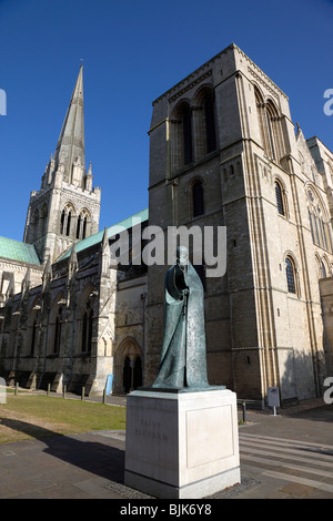 England, West Sussex, Chichester, Statue des Heiligen Richard vor der Kathedrale. Stockfoto