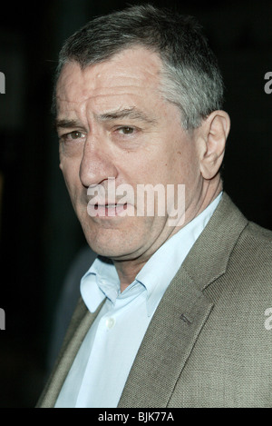 ROBERT DE NIRO Glücksfall Welt PREMIERE CHINESE THEATRE HOLLYWOOD LOS ANGELES USA 22. April 2004 Stockfoto