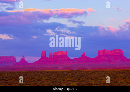 Monument Valley Tribal Park, Utah, The Bear, Stagecoach und andere Spitzen, Sunrise Stockfoto