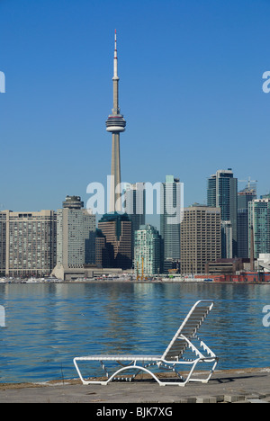 Strandkorb an einer Promenade mit Blick auf die Stadt Toronto und Lake Ontario Kanada Stockfoto