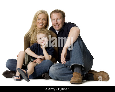 Paar mit Kind Schneidersitz sitzen Stockfoto