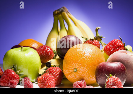 Haufen von Obst und Beeren Stockfoto