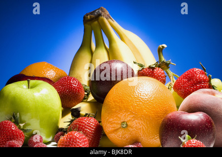 Haufen von Obst und Beeren Stockfoto