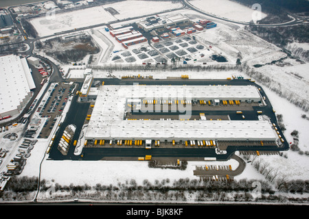 Luftbild, Schnee, DHL-Fuhrpark, Hervest, Dorsten, Ruhrgebiet und Umgebung, Nordrhein-Westfalen, Deutschland, Europa Stockfoto