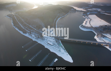 Luftaufnahme, Biggesee Reservoir im Schnee im Winter, Attendorn, Nordrhein-Westfalen, Deutschland, Europa Stockfoto