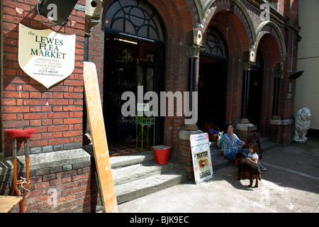 England, East Sussex, Lewes, Nordstraße, Flohmarkt Antiquitäten und Second Hand Ware laden. Stockfoto