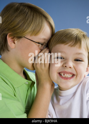 Jungen flüstern und lachen Stockfoto