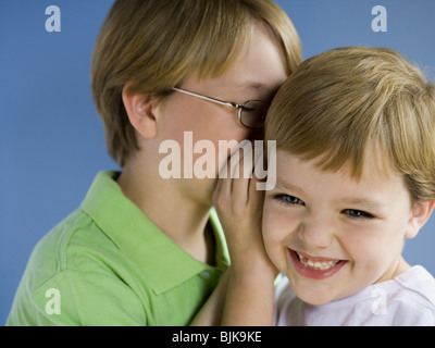Jungen flüstern und lachen Stockfoto
