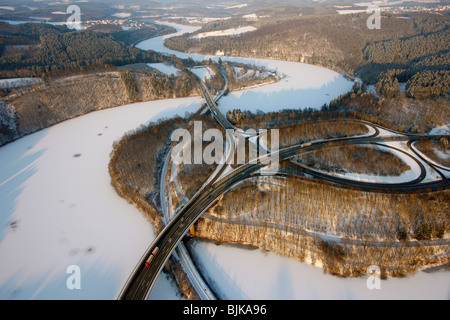 Luftaufnahme, Biggesee Reservoir im Schnee im Winter, Olpe, Sauerland, Nordrhein-Westfalen, Deutschland, Europa Stockfoto