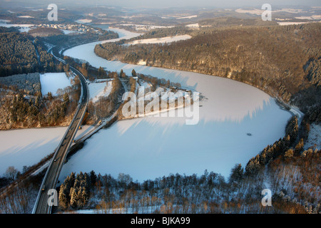 Luftaufnahme, Biggesee Reservoir im Schnee im Winter, Olpe, Sauerland, Nordrhein-Westfalen, Deutschland, Europa Stockfoto