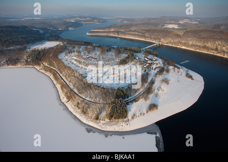 Luftaufnahme, Biggesee Reservoir im Schnee im Winter, Olpe, Sauerland, Nordrhein-Westfalen, Deutschland, Europa Stockfoto