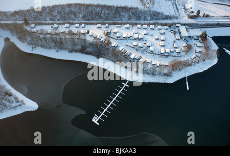 Luftaufnahme, Biggesee Reservoir im Schnee im Winter, Olpe, Sauerland, Nordrhein-Westfalen, Deutschland, Europa Stockfoto