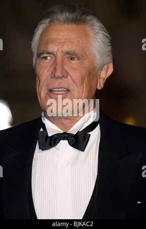 GEORGE LAZENBY sterben ein weiterer Tag (JAMES BOND) PREMIERE Londoner ROYAL ALBERT HALL LONDON ENGLAND 18. November 2002 Stockfoto