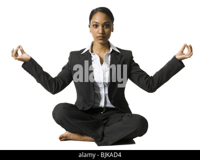 Geschäftsfrau sitzen Kreuz Beinen tun yoga Stockfoto