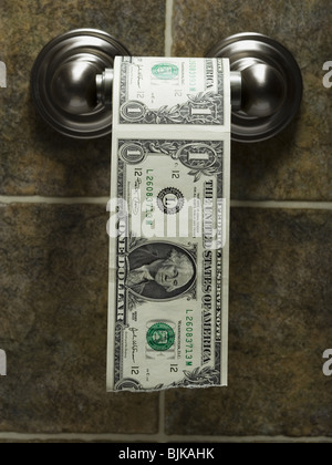 US-Dollarnoten auf WC-Papier Rollen Stockfoto