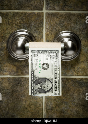 US-Dollarnoten auf WC-Papier Rollen Stockfoto