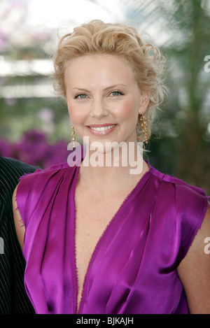 CHARLIZE THERON CANNES FILM FESTIVAL 2004 CANNES Frankreich 15 Mai 2004 Stockfoto