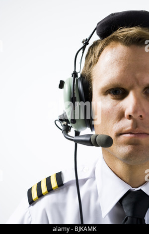 Pilot mit Kopfhörer und Mikrofon Stockfoto