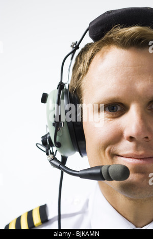 Pilot mit Kopfhörer und Mikrofon Stockfoto