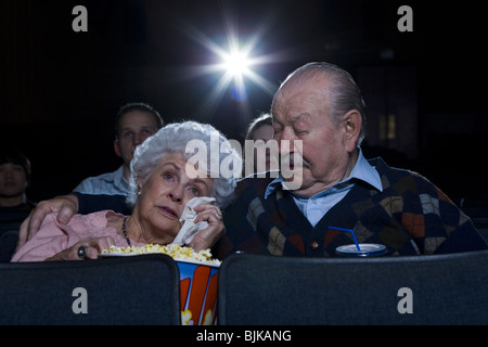 Mann und Frau Film im Theater Weinen mit popcorn Stockfoto