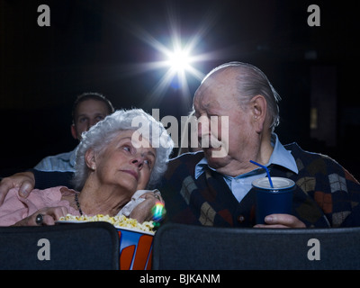 Mann und Frau Film im Theater Weinen mit popcorn Stockfoto