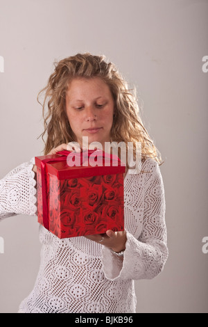 Frau mit Geschenk Stockfoto