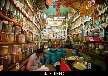 Dies ist ein Bild von einem marokkanischen Mann und seinem Kräuterwürze Shop in Marokko. Stockfoto