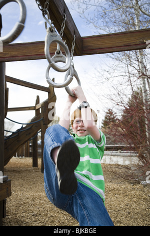 Junge klettern hängen eingestellt am Spielplatz im freien Stockfoto