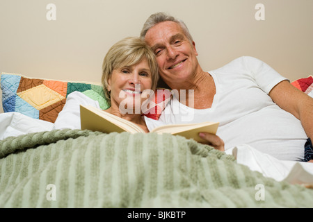 Älteres Paar im Bett lesen Stockfoto