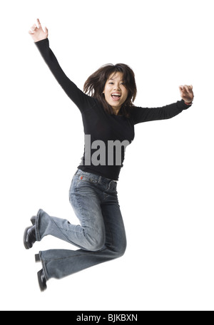 Lässig gekleidete Frau springen Stockfoto