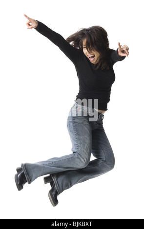 Lässig gekleidete Frau springen Stockfoto