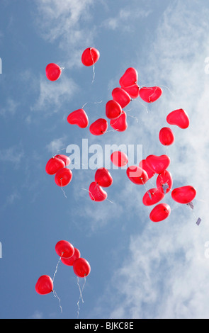 Herzförmige Luftballons in den blauen Himmel auf einer Hochzeitsfeier Stockfoto